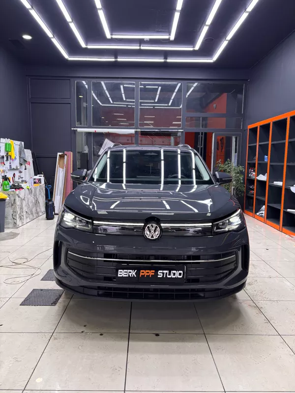 Uygulaması bitmiş siyah araç