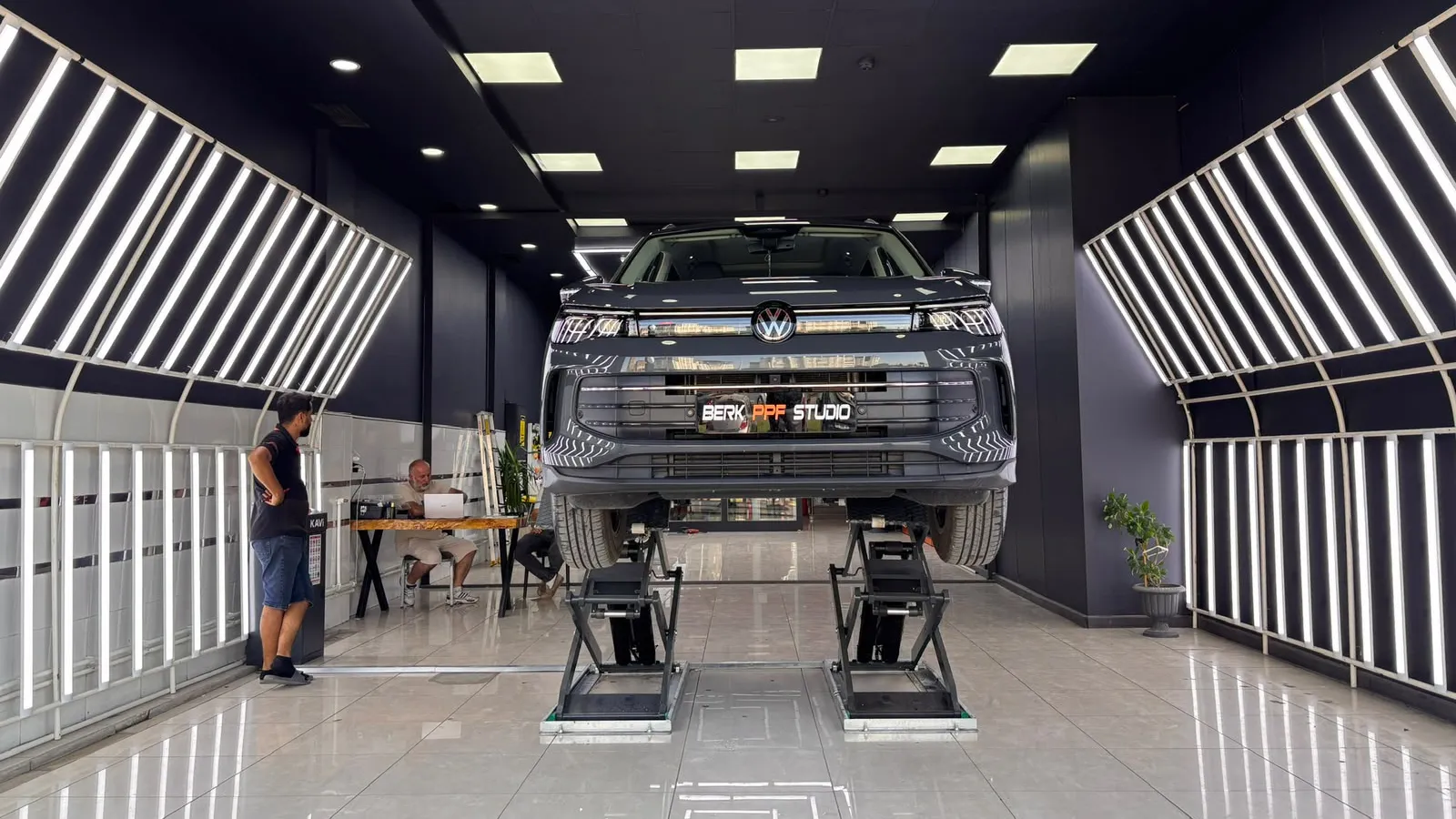 Berk PPF Studio’da lift üzerinde hazırlığı yapılan araç